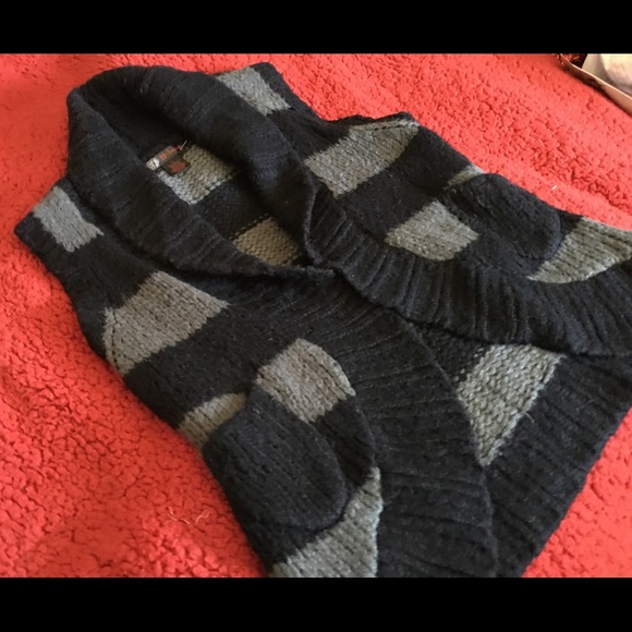 Sweater, Size Large - Picture 4 of 8